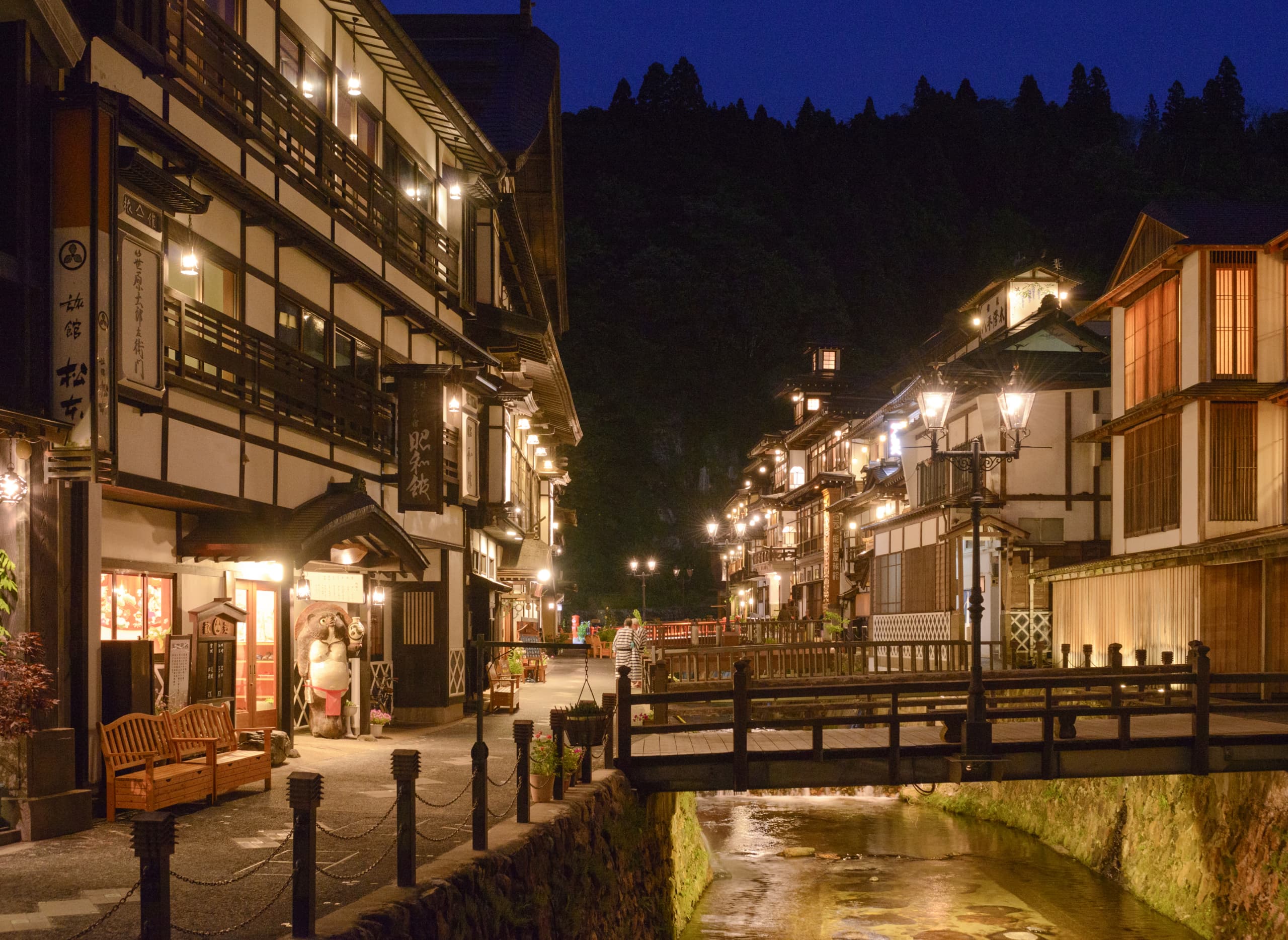 夜にライトアップされた銀山温泉街