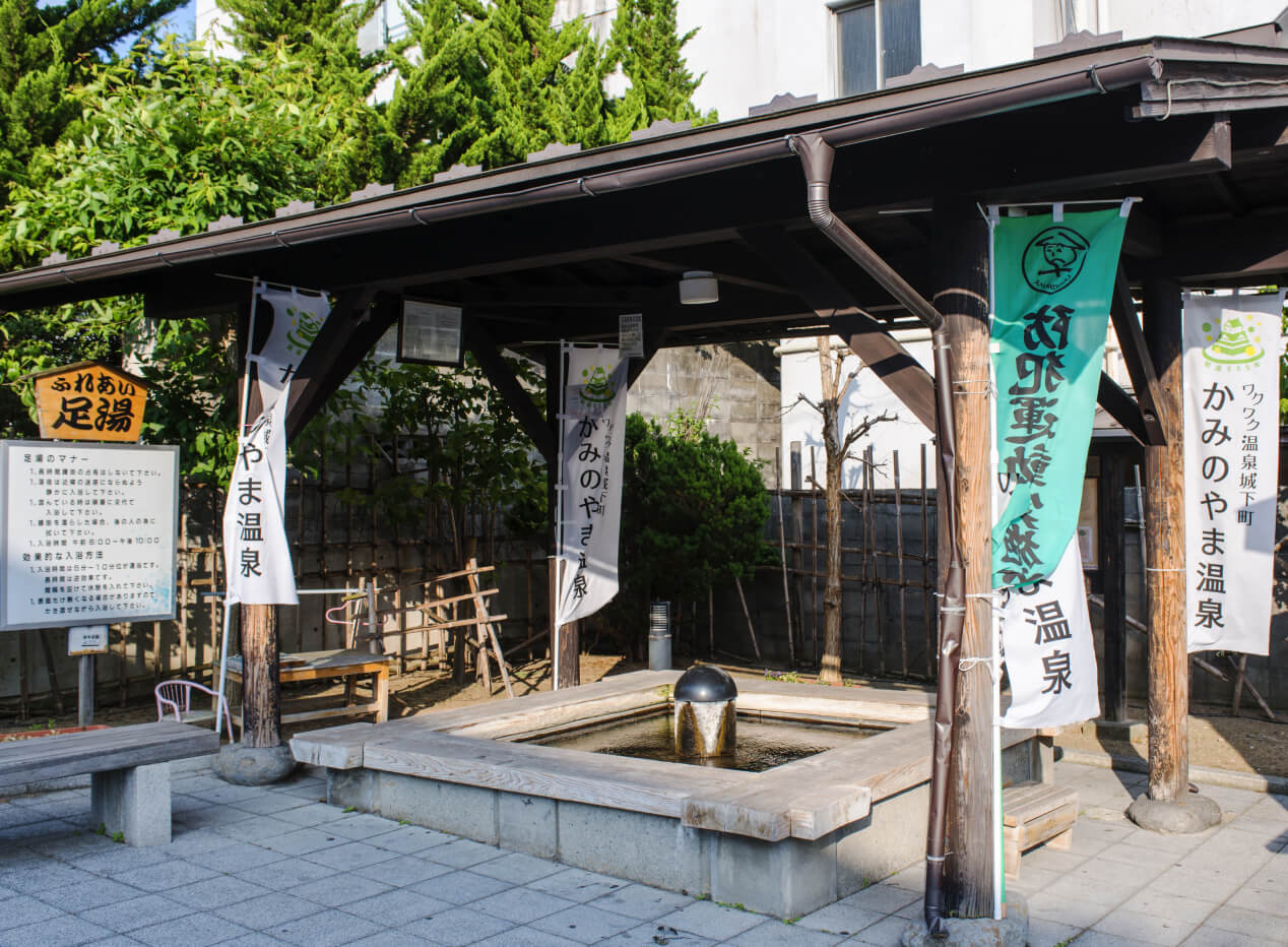 温泉街の中心にある足湯スポット