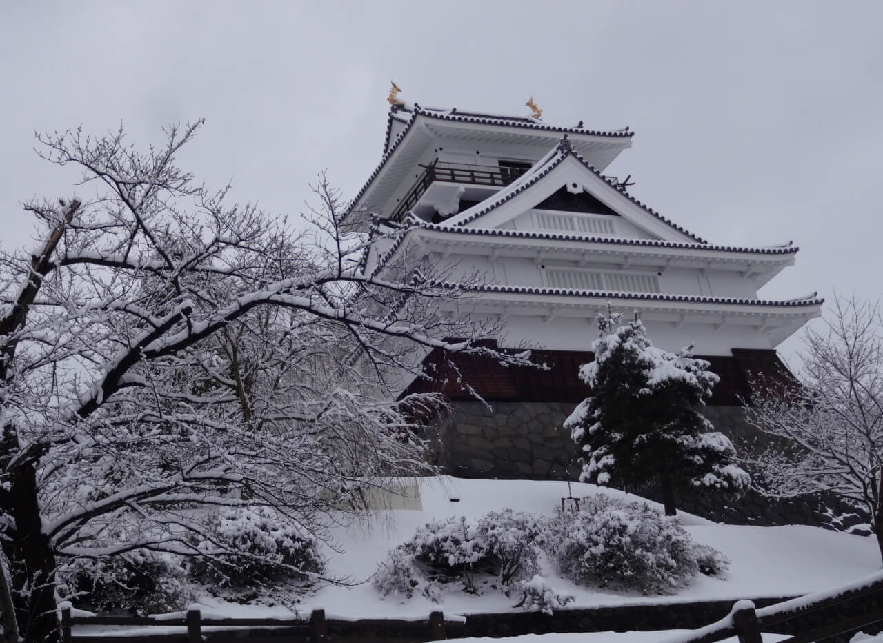 雪景色の中にたたずむ上山城
