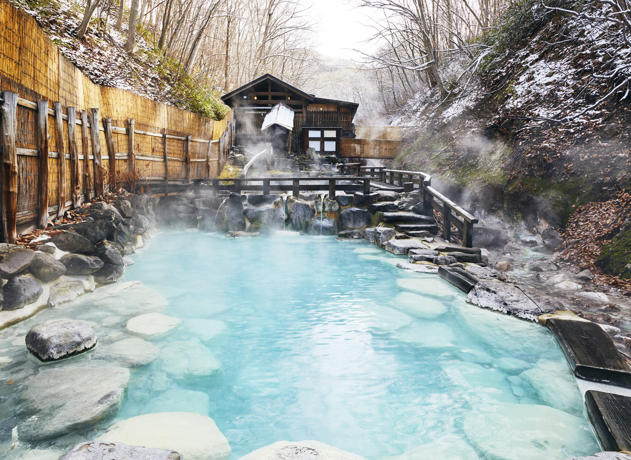 雪景色の中に広がる蔵王温泉