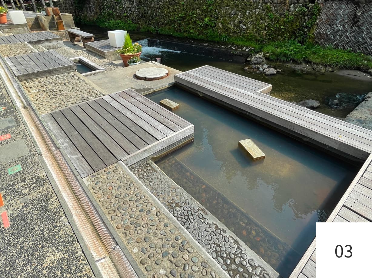 銀山川沿いの小さなテラスに設置された和楽足湯