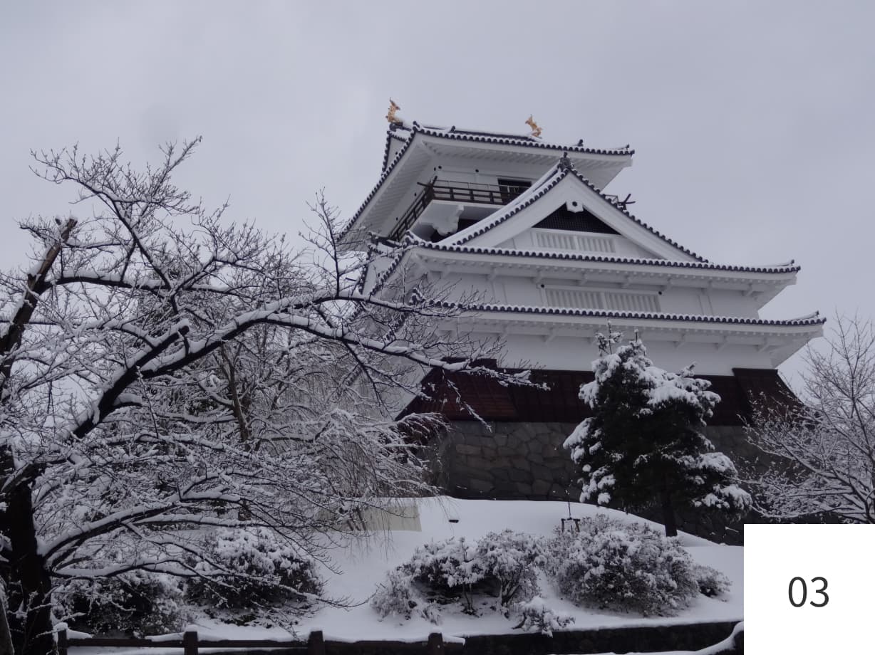 雪景色の中にたたずむ上山城