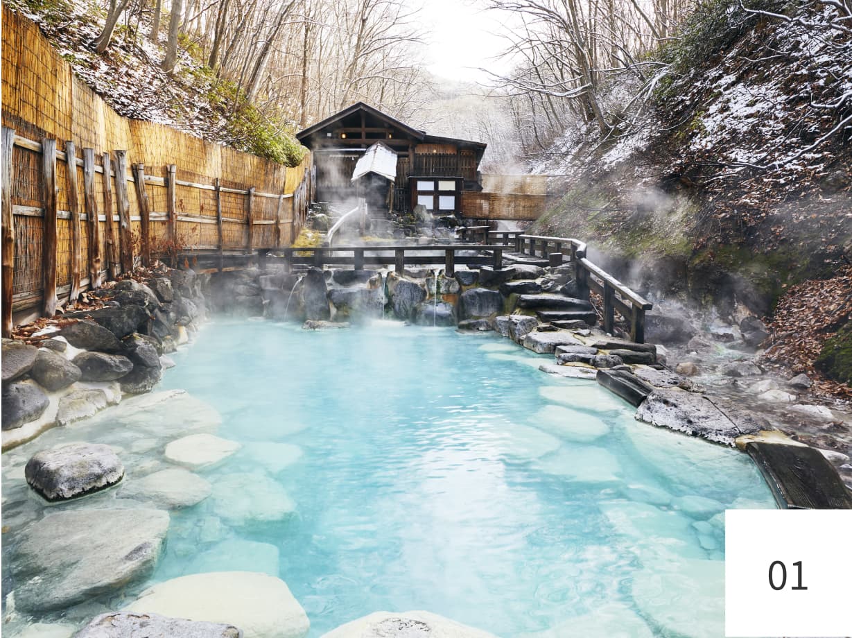 雪景色の中に広がる蔵王温泉
